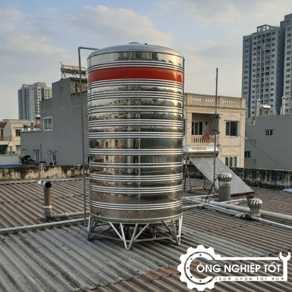 Bồn nước inox đứng 700L lắp đặt thực tế trên mái tôn, thân inox 304 sáng bóng – Công Nghiệp Tốt